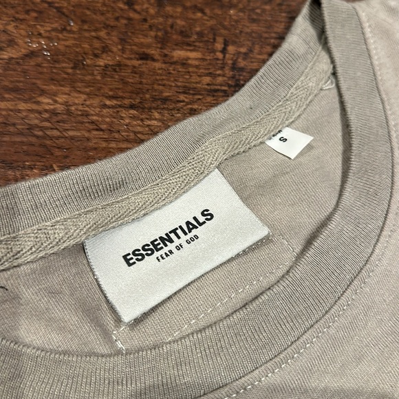 ESSENTIALS TEE - Picture 2 of 3